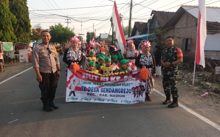 Babinsa Desa Banjarsari Amankan Karnaval HUT ke-80 RI