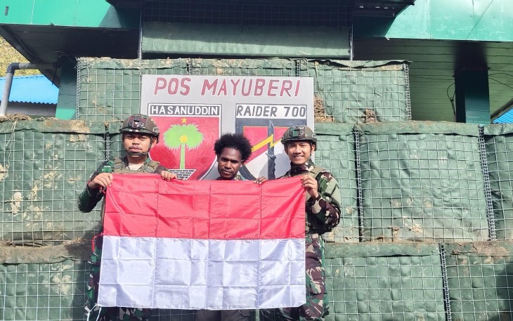 Satgas Yonif 700/WYC Kobarkan Semangat Pemuda Mayuberi Lewat Bendera dan Olahraga