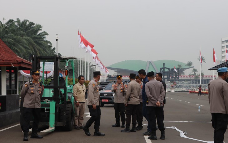 Sebanyak 1.250 personel gabungan dari Polri, TNI dan Pemda DKI dikerahkan untuk mengamankan kegiatan aksi yang berlangsung di kawasan Gedung DPR/MPR RI, Senin (25/8/2025)