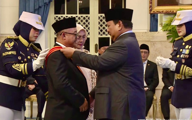 Mendikdasmen Terima Tanda Kehormatan Bintang Mahaputera Utama dari Presiden Prabowo Subianto
