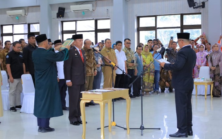 Pemerintah Kabupaten Pasaman menggelar prosesi pelantikan dan pengambilan sumpah jabatan Sekretaris Daerah (Sekda) Kabupaten Pasaman di Aula Lantai III Kantor Bupati Pasaman, Selasa (26/8/2025)