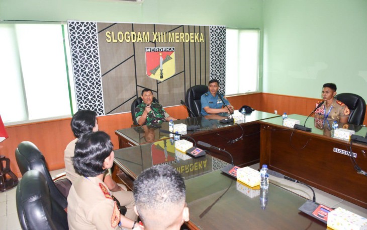Kepala Kelompok Staf Ahli (Kapoksahli) Pangdam XIII/Merdeka, Brigjen TNI Wakhyono menerima audiensi delapan Taruna Akademi Angkatan Laut (AAL) yang sedang melaksanakan kegiatan on the job training (OJT) di wilayah Kodam XIII/Merdeka, Bertempat di Makodam, Selasa (26/8)