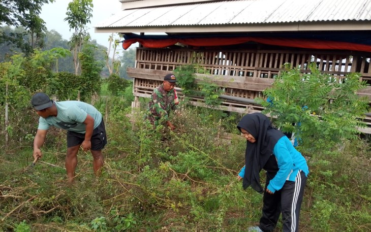 Babinsa Golan Sertu Nyono Riadi Ajak Perangkat dan Warga Kerja Bakti di Pendopo Desa