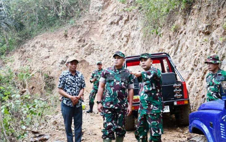 Danrem 081/DSJ Kolonel Arm Untoro Hariyanto saat menerima pemaparan lokasi TMMD Ke-126 Kodim 0801/Pacitan, Kamis (28/8)