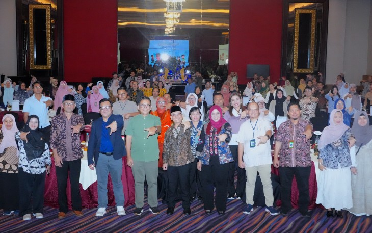 Wakil Menteri Pendidikan Dasar dan Menengah, Atip Latipulhayat, membuka acara Penguatan Digitalisasi Pembelajaran ini dengan menekankan bahwa teknologi, khususnya papan interaktif yang ia sebut sebagai TV gede atau TV jumbo