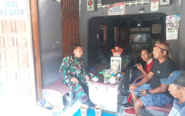 Ciptakan Keamanan Di Wilayah Babinsa Koramil 01/Ngawi Komsos Dengan Warga