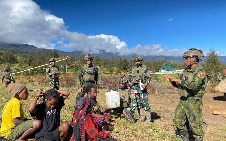 TNI dan Rakyat Bergandengan di Yenggernok