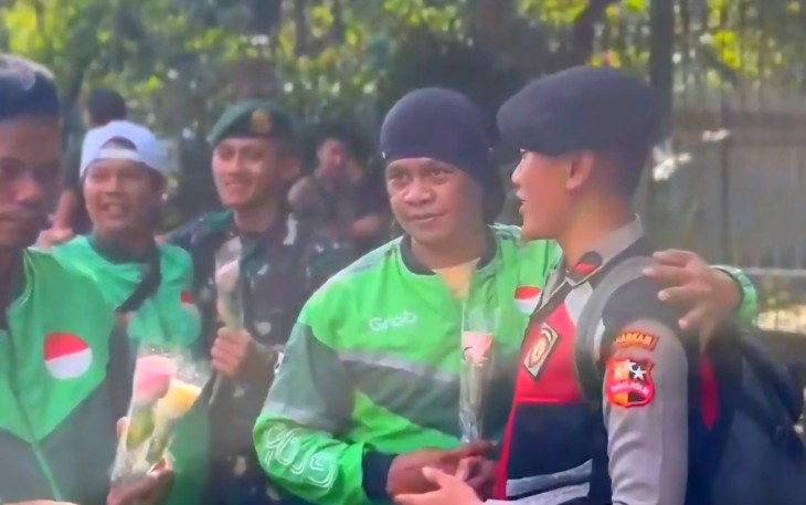 Aksi tebar mawar pengemudi ojol di Monas Jakarta 