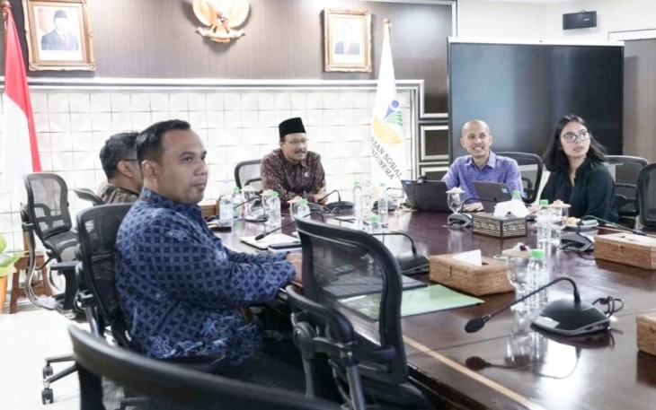 Dewan Ekonomi Nasional (DEN) lakukan uji coba prototipe portal bansos digital. Uji coba dilakukan di hadapan Menteri Sosial Saifullah Yusuf di Kantor Kementerian Sosial, Kamis (4/9)