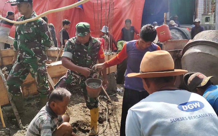 TNI dan Warga Sambirejo Bergandengan Tangan Bangun Masjid Desa
