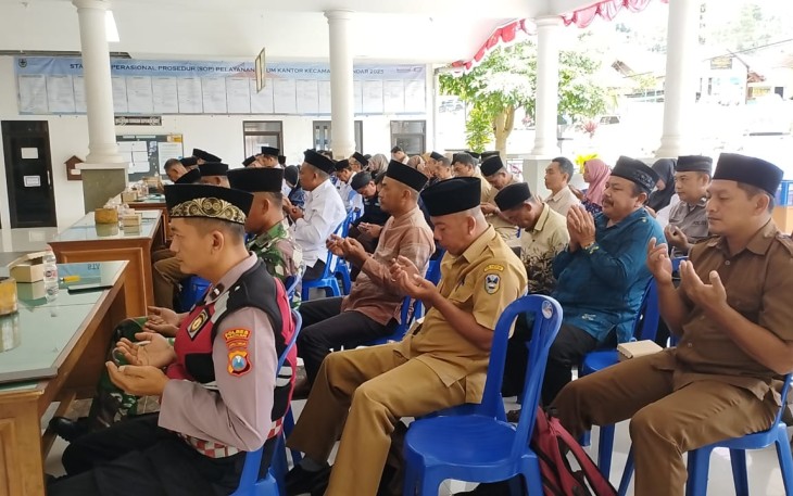Doa bersama di pendopo Kecamatan Bandar