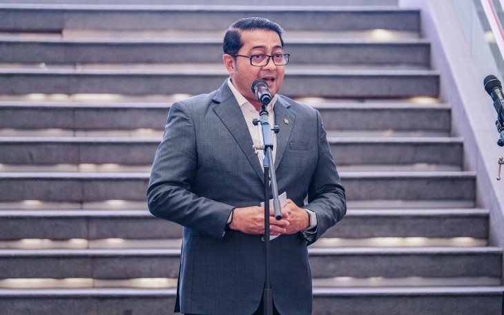Menteri Ekonomi Kreatif (Menteri Ekraf) Teuku Riefky Harsya menghadiri acara Golden Swirl Awards 2025