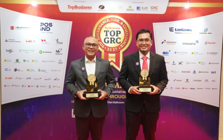 Dirut PGN Arief Kurnia Risdianto menerima TOP GRC Award 2025 di Jakarta, Rabu (10/9)
