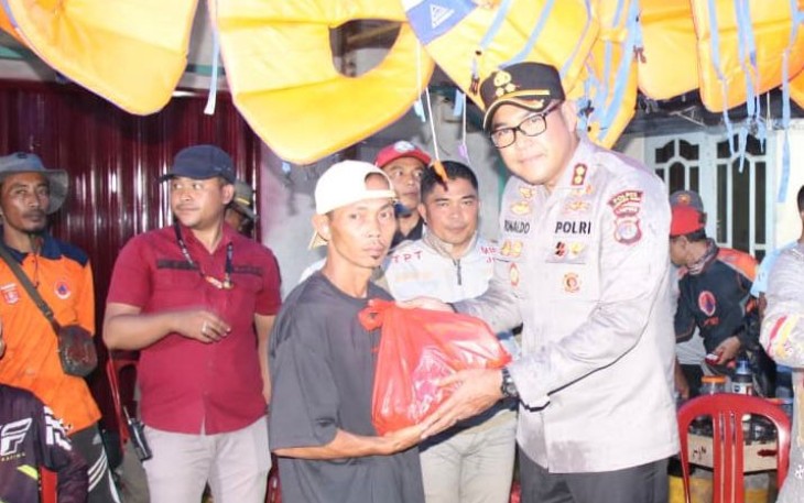 Salurkan Bantuan Korban Banjir Suoh