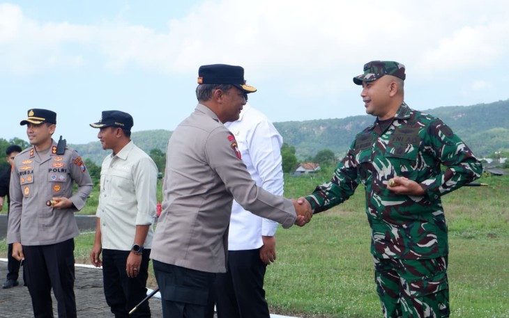 Dandim 0801/Pacitan Letkol Arh Imam Musahirul menyambut kedatangan Kapolda Jatim 
