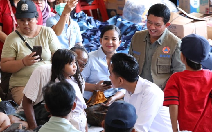Kepala Badan Nasional Penanggulangan Bencana (BNPB) Letjen TNI Dr. Suharyanto, S.Sos., M.M., mendampingi Wakil Presiden (Wapres) Republik Indonesia Gibran Rakabuming dalam rangka peninjauan pascabanjir yang melanda wilayah Provinsi Bali pada Jumat (12/9)