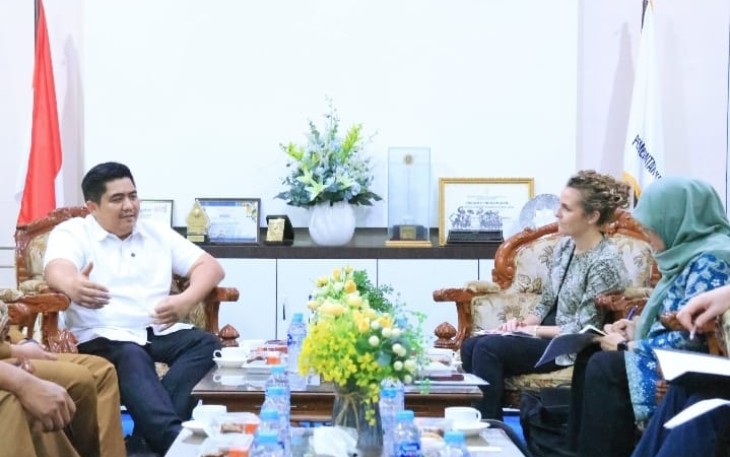 Bupati Bintan Roby Kurniawan menyambut kunjungan Tim Kedutaan Besar Australia, di Ruang Pertemuan Bandar Seri Bentan