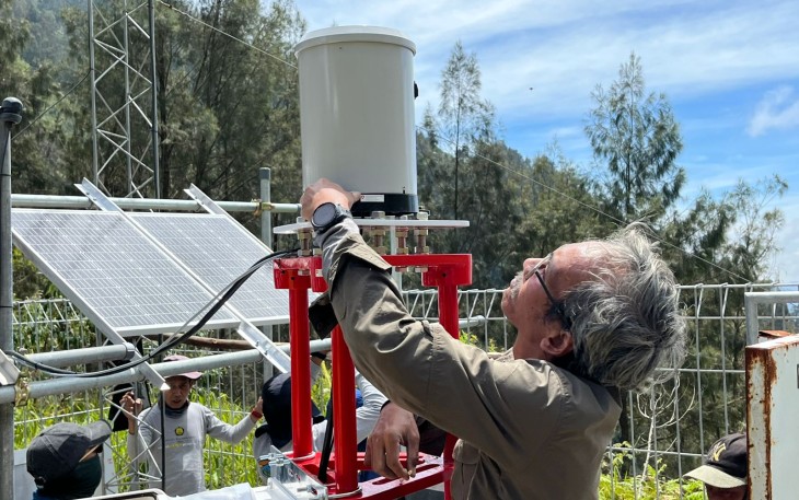 Pemasangan sensor peringatan dini  Automatic Rain Gauge (ARG) dan _Automatic Weather Station_ (AWS) di kawasan Gunung Semeru, Jawa Timur pada September 2025