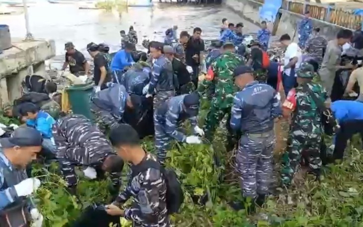 Aksi peduli lingkungan TNI AL