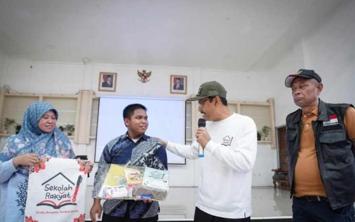 Menteri Sosial, Saifullah Yusuf bercengkrama dengan orang tua dan siswa Sekolah Rakyat Menengah Atas (SRMA) 13 di Sentra Terpadu Pangudi Luhur (STPL) Bekasi, Minggu (21/9/2025) 