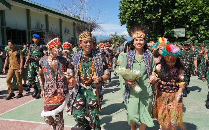 Pangdam XVIII/Kasuari, Mayjen TNI Christian Kurnianto Tehuteru saat memberikan pengarahan bersama Ketua Persit KCK Daerah XVIII/Kasuari, Ny. Mevi Christian K. Tehuteru kepada prajurit dan Persit Kodim 1801/Manokwari, Senin (22/9)