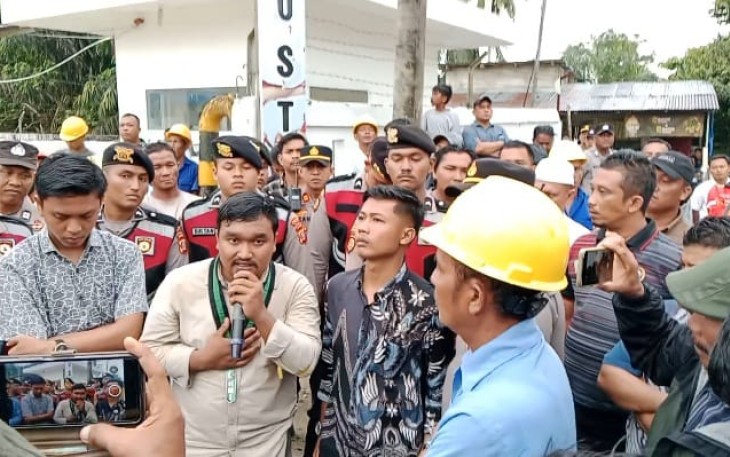 Puluhan mahasiswa bersama masyarakat Aceh Singkil menggelar aksi unjuk rasa di depan pabrik PT Socfindo Lae Butar, Selasa (23/9/2025)