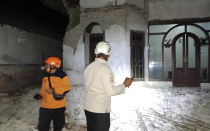 BPBD Kabupaten Situbondo turunkan tim melakukan kaji cepat di lokasi terdampak gempa bumi M 5,7 di Kecamatan Banyuputih, Kabupaten Situbondo, Jawa Timur, pada Kamis (25/9). Sumber foto: BPBD Kabupaten Situbondo.