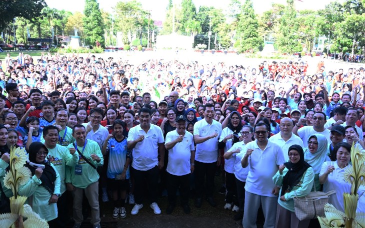 Mendikdasmen Ajak Ribuan Siswa dan Guru Hidup Sehat melalui Senam Anak Indonesia Hebat di Sulawesi Utara