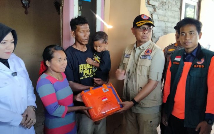 Direktur DSDD BNPB, Agus Riyanto (topi rompi cokelat) saat meninjau rumah warga yang terdampak gempabumi M 5.7 di wilayah Situbondo, Jawa Timur, Jumat (26/9). Selain meninjau dampak kerusakan, Direktur DSDD itu juga menyerahkan bantuan dasar kepada warga terdampak berupa sembako dan keperluan lainnya