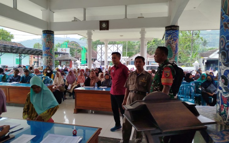 Babinsa Koramil 0801/07 Ngadirojo Dampingi Penyerahan KKS dan PKH di wilayahnya