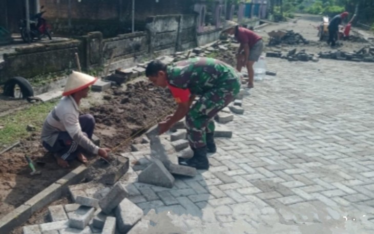 Pasang paving jalan bersama warga binaan