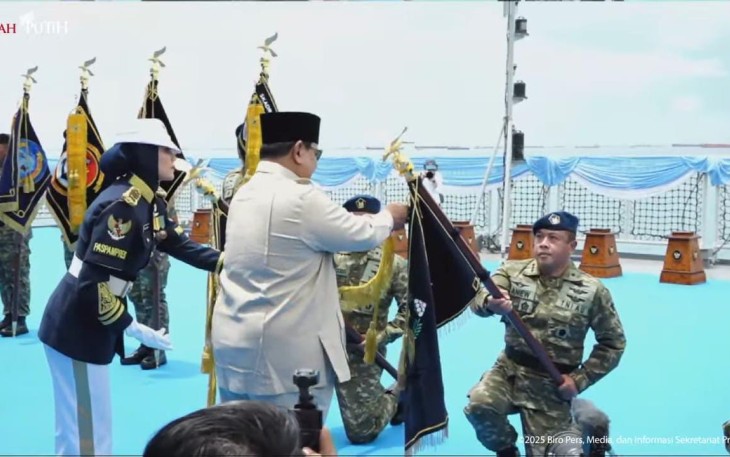 Komandan Depohar 70 Kolonel Tek Dani Eri Wardhana menerima tanda kehormatan dari Presiden Prabowo, Kamis (2/10)