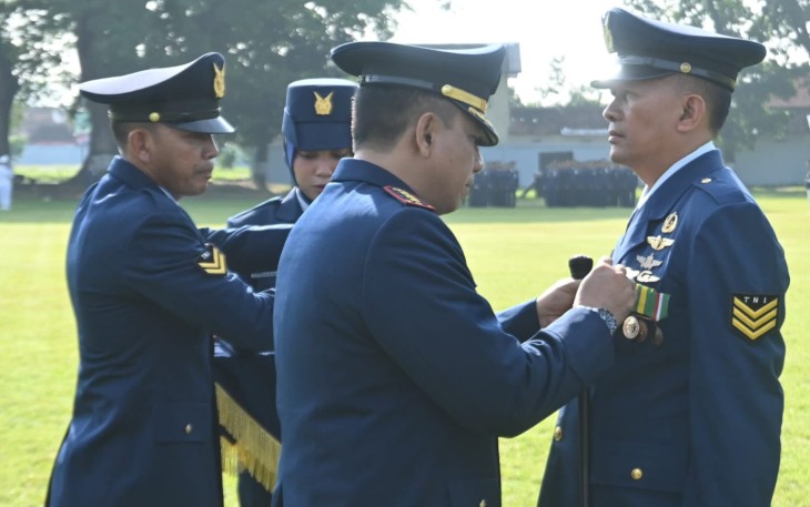 Serka Jadi Nurcahyadi Terima Tanda Kehormatan Kesetiaan XXIV Tahun