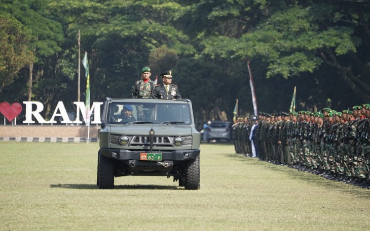 Danrem 083/Bdj Kolonel Inf Kohir saat inspeksi pasukan di lapangan Rampal