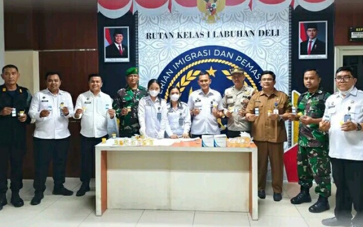 Test urine di Rutan Kelas I Labuhan Deli, Senin (6/10)
