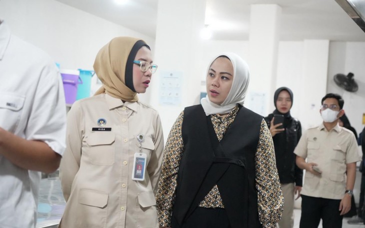 Kepala Biro Hukum dan Humas BGN, Khairul Hidayati bersama anggota Komisi IX DPR RI saat evaluasi SPPG Jambudipa 1 Cisarua, Kamis (16/10)