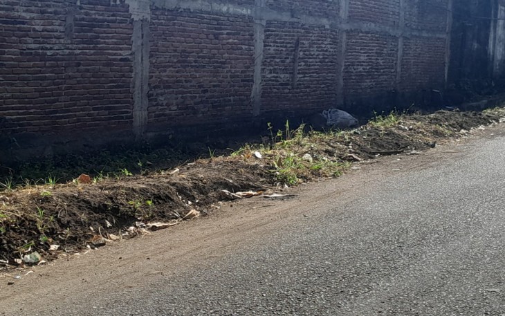 Sisa material proyek yang menumpang di bahu jalan yang dikeluhkan warga kelurahan Pakadoodan