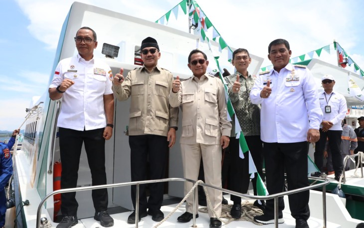 Menteri Dalam Negeri (Mendagri) Muhammad Tito Karnavian selaku Kepala Badan Nasional Pengelola Perbatasan (BNPP) menyaksikan penyerahan bantuan dua unit kapal layanan kesehatan bergerak Rumah Sehat Badan Amil Zakat Nasional (Baznas)
