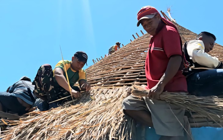 Pasang atap rumah adat suku Tala
