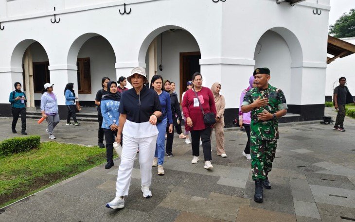 Ketua Umum Persit Ny. Uli Simanjuntak mengunjungi benteng Van Den Bosch di Ngawi, Jum'at (24/10)