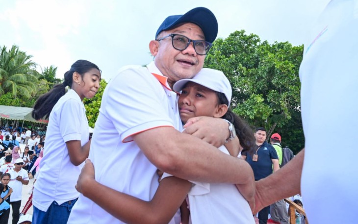 Pelukan hangat Mendikdasmen Abdul Mu'ti di Maluku
