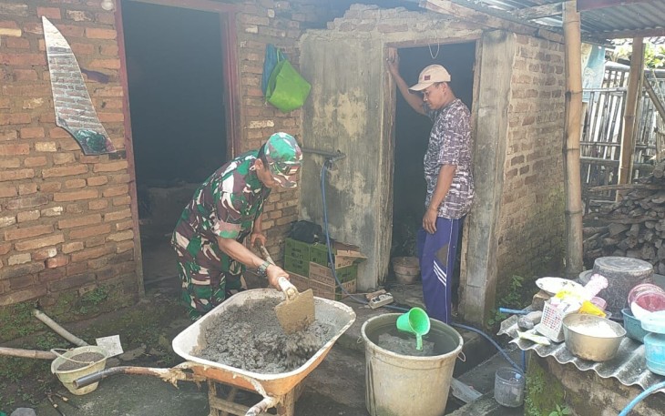 Gotong royong bantu perbaiki dapur warga desa binaan 
