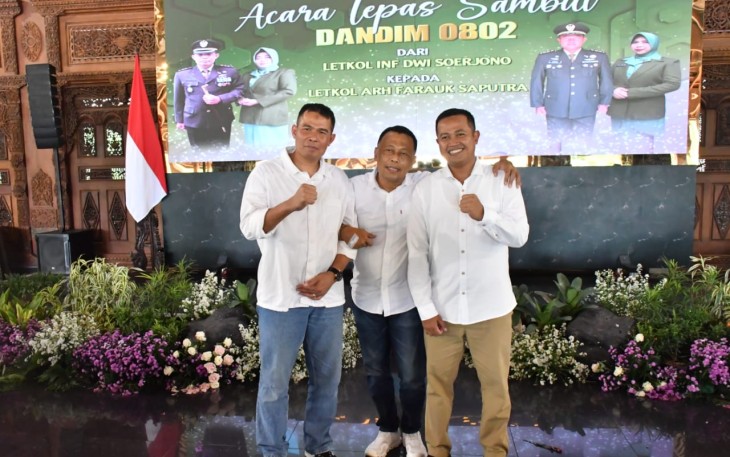 Bupati Ponorogo H Sugiri Sancoko foto bersama lepas sambut Dandim 0802/Ponorogo, Minggu (26/10)