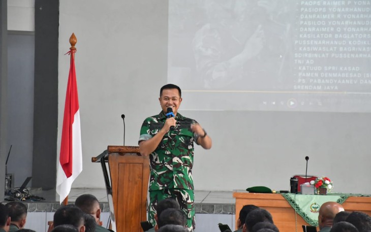 Dandim 0802/Ponorogo Letkol Arh Farauk Saputra memberikan jamdan perdana, Selasa (28/10)