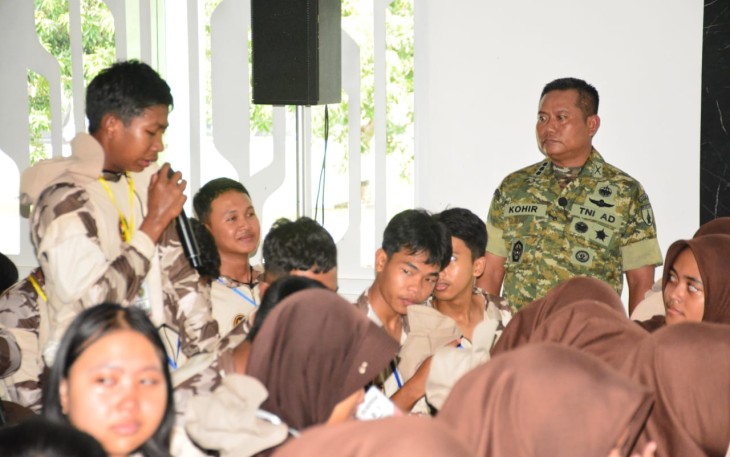 Danrem 083/Bdj Kolonel Inf Kohir berdialog dengan peserta KKRI di Kediri, Sabtu (1/11)