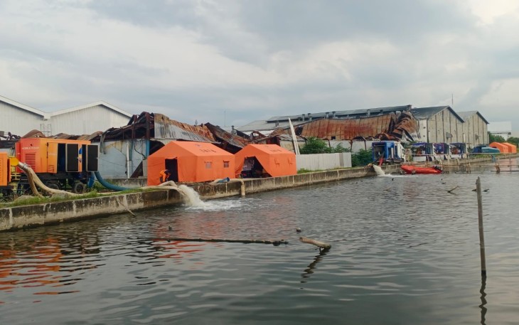 Sejumlah pompa portabel dikerahkan untuk menguras genangan banjir Kota Semarang menuju kolam retensi Terboyo di Kaligawe, Kota Semarang, Jawa Tengah, Minggu (2/11)