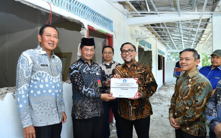 Wakil Menteri Pendidikan Dasar dan Menengah (Wamendikdasmen), Fajar Riza Ul Haq, meninjau pelaksanaan program revitalisasi satuan pendidikan di SMKS Al-Jabar