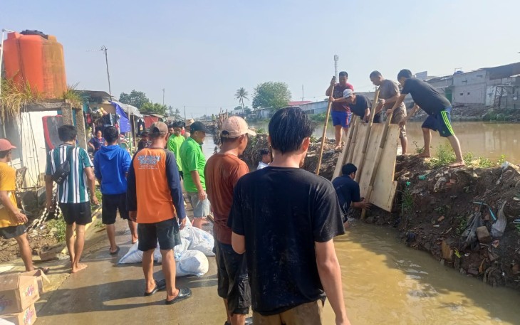 Sejumlah tim gabungan melakukan pembersihan dan perbaikan infrastruktur terdampak banjir di Kabupaten Bekasi, Jawa barat pada Selasa (5/11)