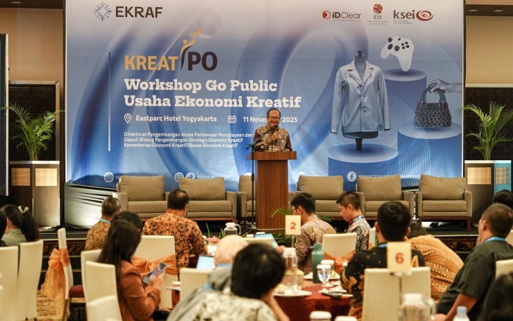 Direktur Pengembangan Akses Pendanaan, Pembiayaan dan Investasi Kementerian Ekonomi Kreatif, Anggara Hayun Anujuprana, memberi sambutan pada program KreatIPO di Eastparc Hotel, Yogyakarta, Selasa (11/11/2025)