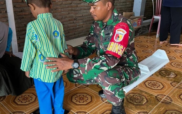 Babinsa Pajaran Dampingi Pelaksanaan Bulan Timbang Serentak Balita dan Lansia 2025